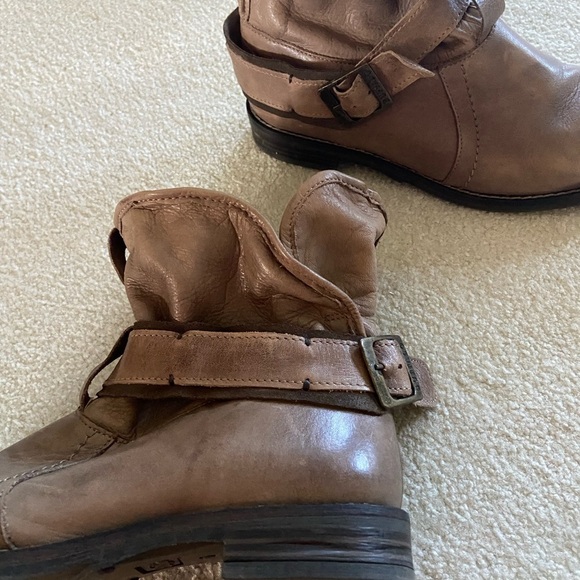 Buffalo London Genuine Leather bootie size 10 , very stylish well made shoe - Picture 3 of 4